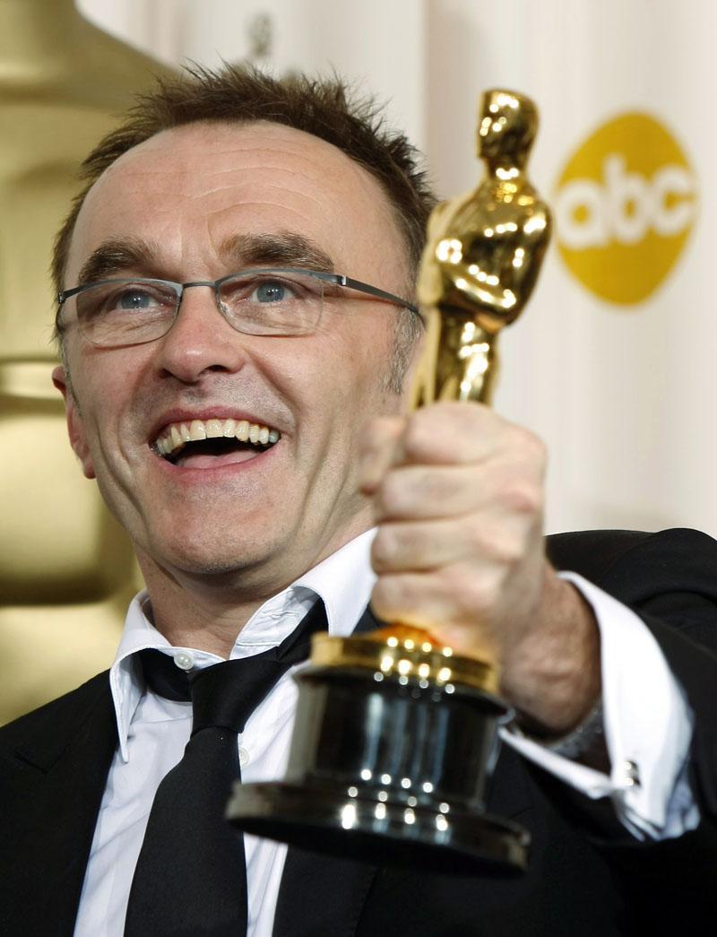 Danny Boyle, the director of Trainspotting, holding an Oscar that he won for Slumdog Millionaire