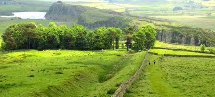 Der Hadrianswall erstreckt sich von Ost nach West über die gesamte Breite Großbritanniens