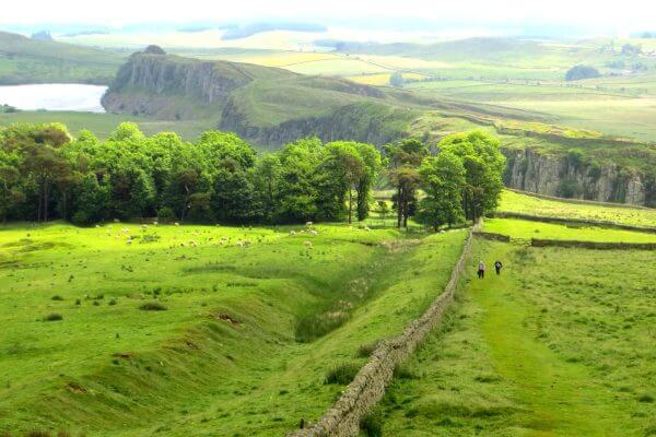 Der Hadrianswall erstreckt sich von Ost nach West über die gesamte Breite Großbritanniens