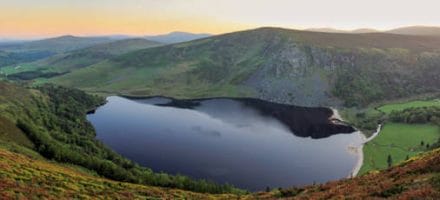 Blick über den Lough Tay im Wicklow Mountains National Park in Irland