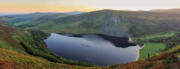 Blick über den Lough Tay im Wicklow Mountains National Park in Irland