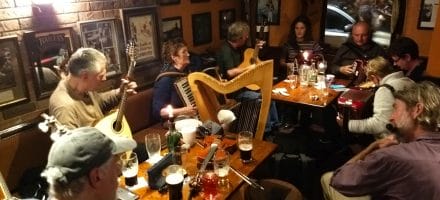 Eine typische Irische Musik Session im Pub in Dingle