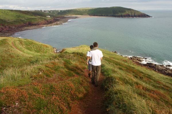 wandelen in wales pembrokeshire coast path kustwandeling wandelaars