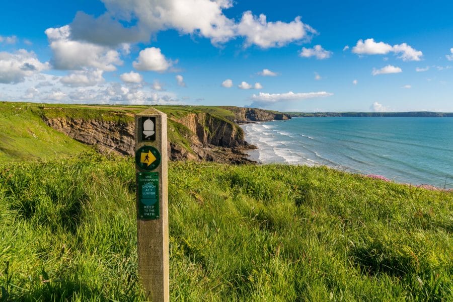 sign: cliffs kill keep to the path (english & welsh)