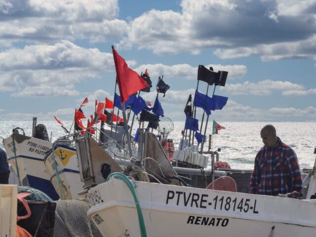 algarve fishermen boats flags 640px